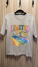 Remera lila de algodón con estampado de un auto azul, un tigre y la palabra "Limited" en letras de colores.