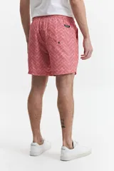 Short de baño estampado con cintura elástica, cordón ajustable, dos bolsillos laterales y uno trasero. Confeccionado en tela ligera de secado rápido y logo bordado.
