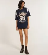 Remera deportiva oversize de algodón, color azul marino con mangas cortas blancas. Estampa frontal con el nombre "Los Angeles Chargers", el número "60" y el logo de la NFL.