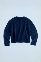 Sweater azul marino de lana con cuello redondo y mangas largas.