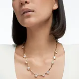 Collar dorado con cristales blancos engarzados.