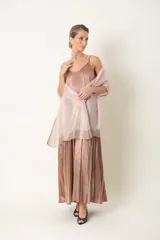 Chal de fiesta color rosa claro tornasolado con lurex dorado.
