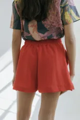 Short color crema de algodón y lino, con cintura elástica y bordado de un limón en el lateral.