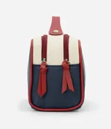 Neceser tipo baúl con dos compartimentos cerrados con cremallera, asa superior y tiradores. Diseño liso en azul marino y blanco con detalles en rojo.