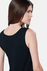 Musculosa lisa color lila en tela rib con botones a presión y corte relajado.