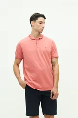 Chomba manga corta color salmón de corte regular, con cuello clásico y logo estampado en el pecho. Confeccionada en algodón y spandex.