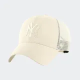 Gorro de béisbol color crema con visera curva y logo de los New York Yankees bordado en el frente. La parte trasera es de malla blanca y tiene cierre ajustable.