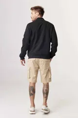 Bermuda color beige, estilo cargo, con múltiples bolsillos y corte a la rodilla.