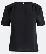 Blusa negra de poliéster con cuello redondo, manga corta y detalle de pliegues en los hombros. Cierre con botón en la espalda.