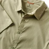 Camisa de manga corta color verde con rayas verticales.