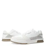 Championes acordonados N+ Jutai color beige con detalles en blanco y suela marrón.