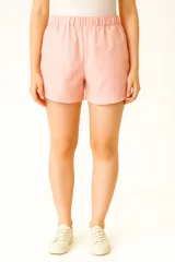 Short de lino color rosado, de calce alto con cintura elastizada.