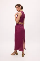 Vestido midi color fucsia, con corte a la cintura y falda tubo con tajo lateral. Presenta un top sin mangas con detalle cut-out en la cintura.