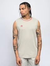 Musculosa gris con cuello y sisas ribeteadas en rojo. Logo de Umbro bordado en el pecho.
