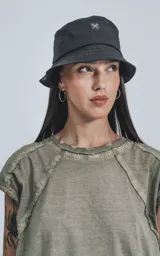 Remera manga corta color verde oliva, con cuello redondo y corte oversize.