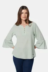 Blusa color beige de lino con botones metálicos personalizados y mangas 3/4 con volados.