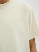 Remera color crema de manga corta y cuello redondo con estampa en la espalda con la palabra "MALIBU".