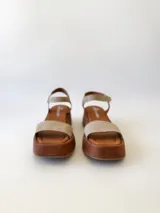 Sandalias con plataforma color beige, con tira ancha sobre los dedos y tira con hebilla al tobillo.