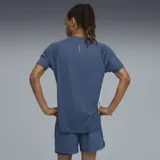 Remera deportiva Puma Run Velocity azul con detalles en blanco y logo reflectivo en el pecho.