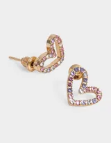 Par de aros pasantes dorados con forma de corazón delineado con strass.