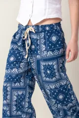 Pantalón de corte recto con cintura elastizada y cordón ajustable, con estampado de rayas verticales multicolores.