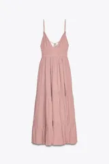 Vestido midi color rosa viejo, confeccionado en algodón. Tiene escote en pico, tirantes finos ajustables y espalda descubierta con tira ajustable.