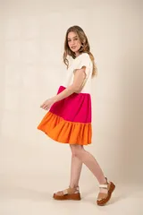 Sandalias de cuero color marrón con plataforma, tira ancha sobre los dedos y tira trasera con ajuste de velcro.