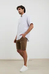 Camisa de hombre de manga corta con cuello button-down y estampado de lunares.