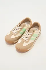 Zapatillas bajas color beige y blanco con detalles en verde agua.
