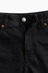 Short de denim negro, corte recto, tiro alto y cinco bolsillos.