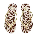 Chanclas con base estampada con diseño animal print y tiras doradas.