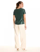 Blusa de lentejuelas color verde oscuro, marca Ninety, con escote a la base, manga corta y forro interno a tono.