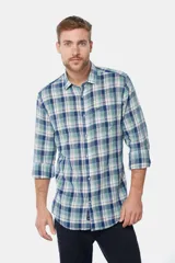 Camisa celeste y azul a cuadros, de lino y algodón, con mangas 3/4 y corte clásico.