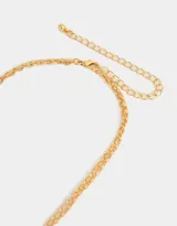 Collar corto dorado multicadena con dije de trébol con strass.