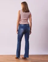 Jean bootcut de tiro alto, pierna recta y terminación bootcut. Pretina con pasadores, botón y cierre. Delantera y trasera con bolsillos.