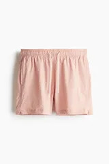 Short de baño color rosa con textura de sirsaca, elástico y cordón ajustable en la cintura, bolsillos laterales, bolsillo trasero ribeteado, aberturas laterales cortas y suspensor interior de malla.