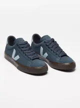 Championes Veja modelo Campo Bold Suede, color azul con logo lateral en celeste y suela marrón.