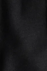 Pantalón sastrero tobillero negro de tiro alto con cierre y pretina prolongada con botón. Presenta bolsillos al bies, bolsillos traseros decorativos y piernas amplias con pliegues adelante y atrás.