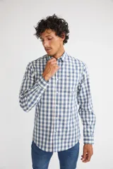 Camisa de hombre a cuadros color beige y azul marino, de corte slim fit, con mangas largas, cartera abotonada y logo bordado en el pecho. Confeccionada en algodón.