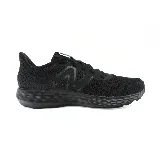 Zapatillas deportivas New Balance negras, ideales para running. Confeccionadas en malla y material sintético, con logo de la marca en el lateral.