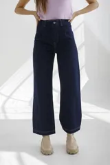 Pantalón azul de corte amplio y cintura alta, confeccionado en denim.