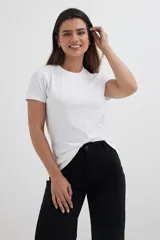 Remera blanca de algodón, de corte clásico y mangas cortas.