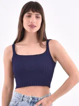 Musculosa de punto acanalado color rosa, con breteles anchos y escote cuadrado.