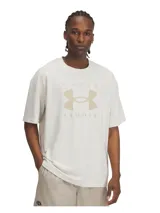 Remera color crema de corte holgado con logo de Under Armour estampado en el pecho.