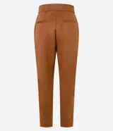 Pantalón carrot color marrón de gamuza sintética, con cintura alta, corte tapered y bolsillos laterales.