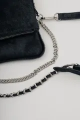 Bandolera plateada de cuero con solapa frontal y correa combinada de cuero y cadena metálica. Incluye una correa desmontable y regulable en cuero con eslabones metálicos.