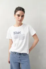 Remera blanca de manga corta con estampado tipográfico azul en el frente.