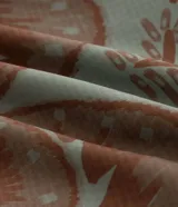 Bermuda de baño para hombre, color verde salvia con estampado de palmeras y vegetación en tono marrón. Posee cintura elástica con cordón de ajuste marrón y calzoncillo interior de malla.