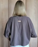 Remerón marrón de algodón, corte holgado y mangas cortas.