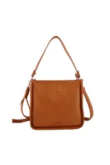 Cartera cuadrada color marrón con correa al hombro y cierre interno.